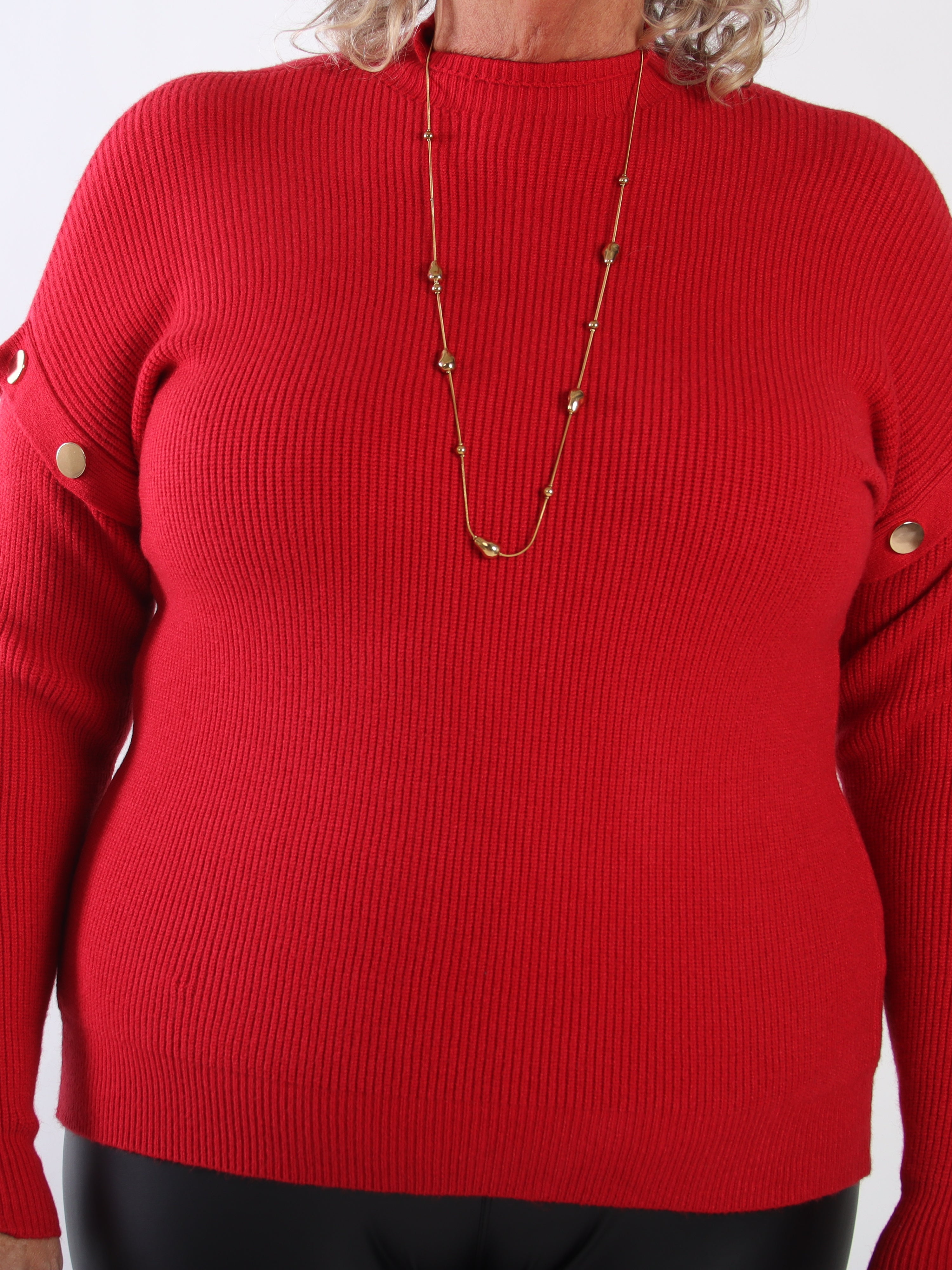 Wren - Mjuk ribbstickad tröja i plus size med hög hals och eleganta guldfärgade dekorationsknappar